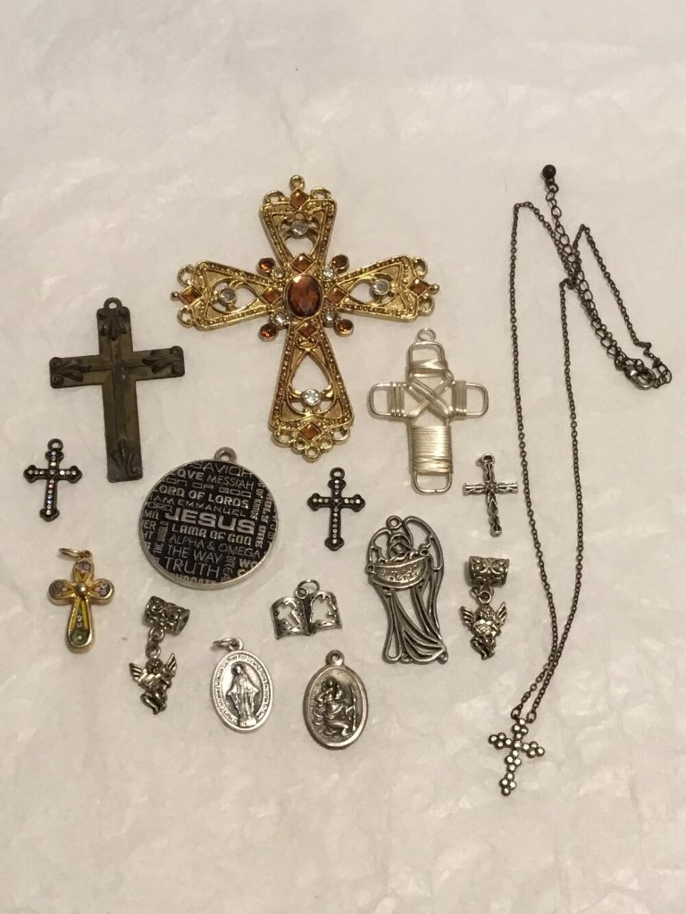 Lot of 15 crosses and other religious pendants